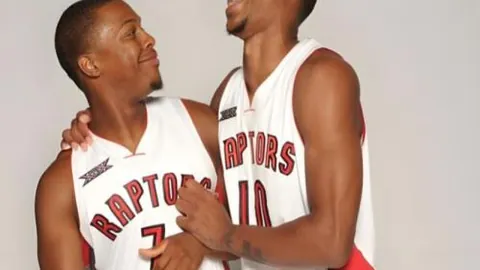 利物浦与曼联战平，英超榜首争夺战2-2平局收场